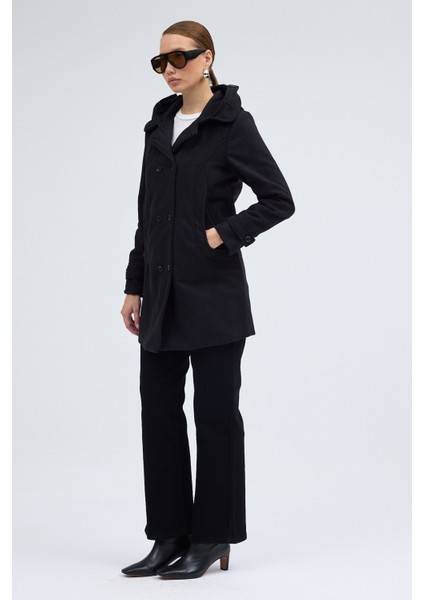 Yaka Detaylı Büyük Düğmeli Kaşe Kaban