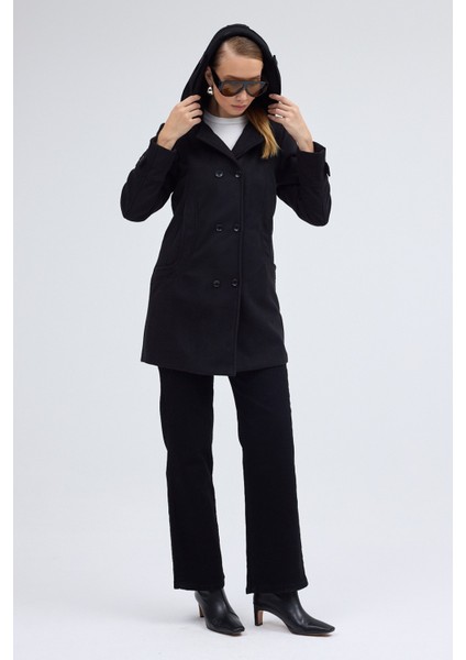 Yaka Detaylı Büyük Düğmeli Kaşe Kaban