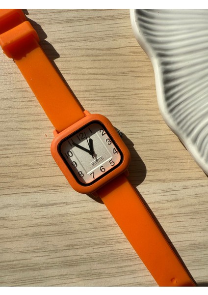 Retro Minimal Silikon Kordon Vintage Kadın Kol Saati Turuncu modelleri