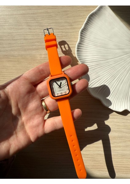 Retro Minimal Silikon Kordon Vintage Kadın Kol Saati Turuncu