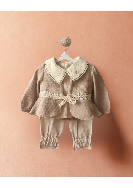 Kız Bebek 4'lü Şık Takım – Güpür Detaylı Ceket, Çiçek Yakalı Gömlek,keten Pantolon