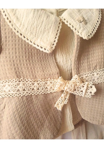 Kız Bebek 4'lü Şık Takım – Güpür Detaylı Ceket, Çiçek Yakalı Gömlek,keten Pantolon