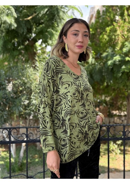 NC1128 Italyan V Yaka Gül Desenli Triko Bluz Yeşil