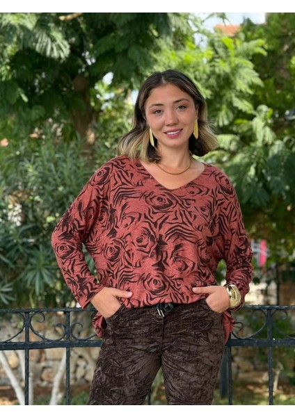 NC1128 Italyan V Yaka Gül Desenli Triko Bluz Kiremit