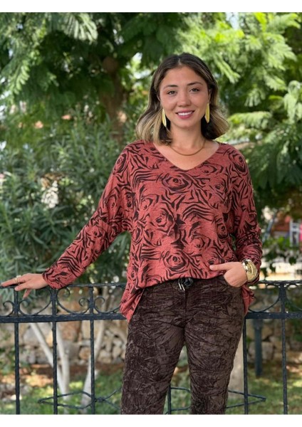 NC1128 Italyan V Yaka Gül Desenli Triko Bluz Kiremit