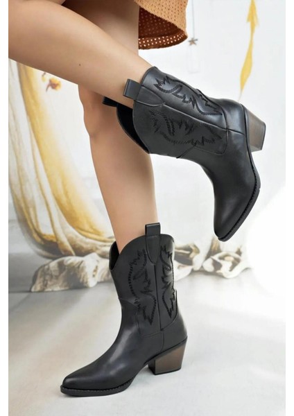Kadın Doly Siyah Deri Nakışlı 5 cm Topuklu Kovboy Bot fırsatları