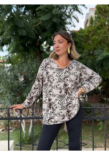 NC1128A Italyan V Yaka Gül Desenli Triko Bluz Bej modelleri