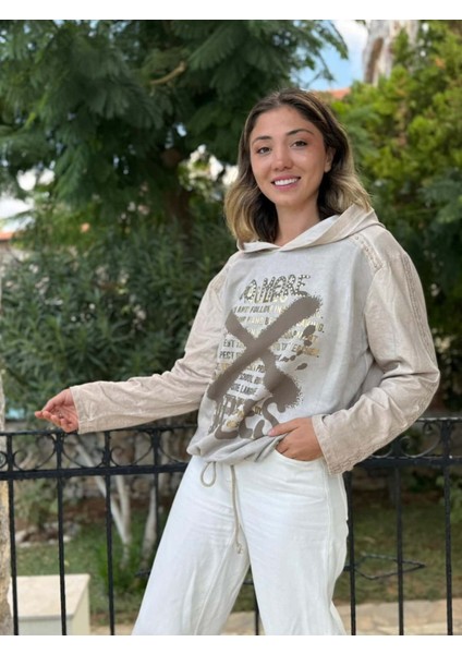 NC59085 Italyan Yazı Baskılı Kol Zımbalı Kapişonlu Sweatshirt Krem fırsatları
