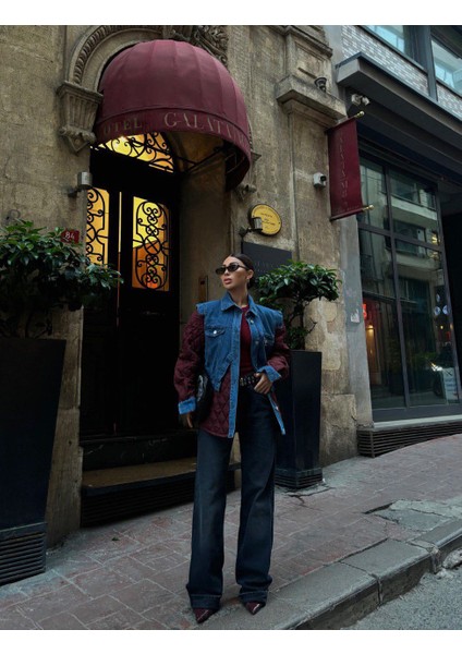 Kadın Oversize Denim Kapitone Mont – Bordo Kol Detaylı Şık Sonbahar Kış Montu modelleri