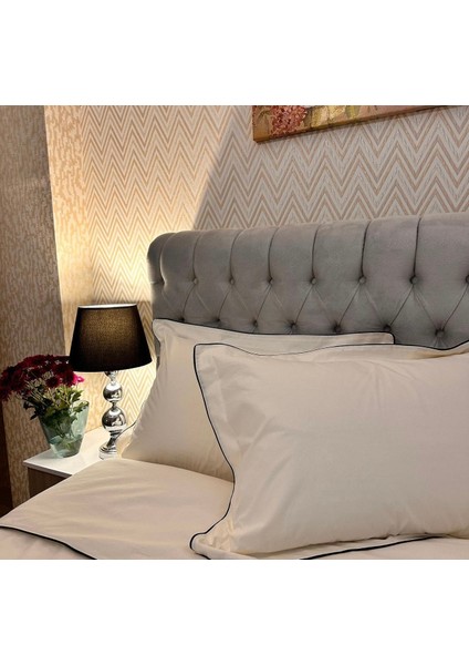 Kırık Beyaz Renkli, Koyu Yeşil Biyeli Yastık Kılıfı