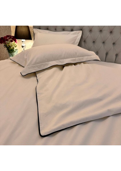 Kırık Beyaz Renkli, Koyu Yeşil Biyeli Yastık Kılıfı fiyatları