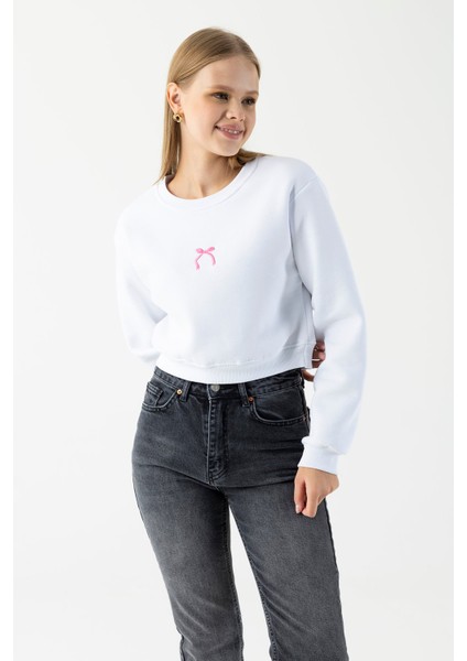Kadın Bisiklet Yaka Fiyonk Nakışlı Crop Sweatshirt Beyaz - 264423 fiyatları