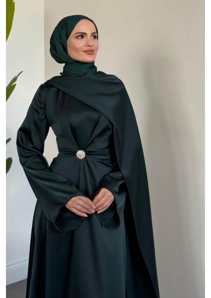 Wave Broşlu Pelerinli Saten Abiye Petrol Yeşili modelleri