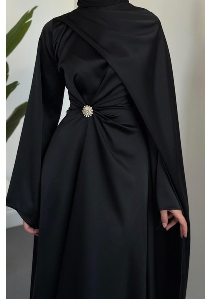 Wave Broşlu Pelerinli Saten Abiye Siyah fırsatları