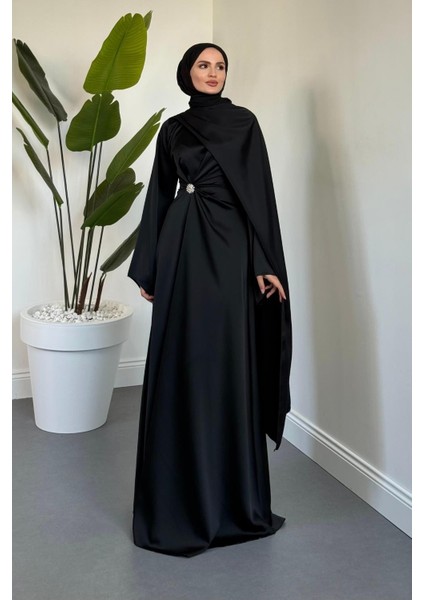 Wave Broşlu Pelerinli Saten Abiye Siyah