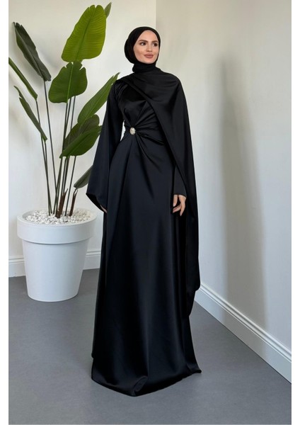 Wave Broşlu Pelerinli Saten Abiye Siyah fiyatları