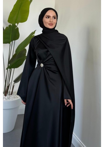 Wave Broşlu Pelerinli Saten Abiye Siyah modelleri