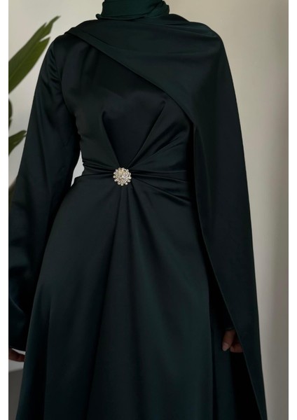 Wave Broşlu Pelerinli Saten Abiye Petrol Yeşili fırsatları