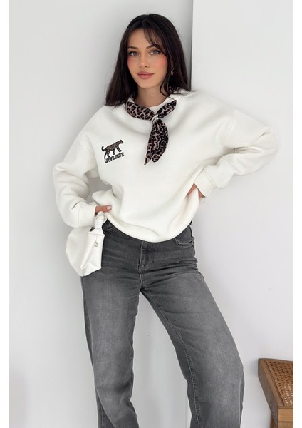 Kadın Nakış Detaylı Sweatshirt – Grafik & Şehirli Stil