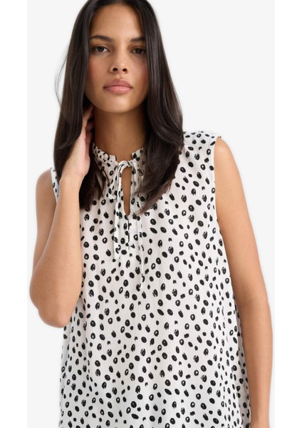 Regular Fit Puantiyeli Krinkıl Kumaş Kolsuz Bluz C1003AX25SM