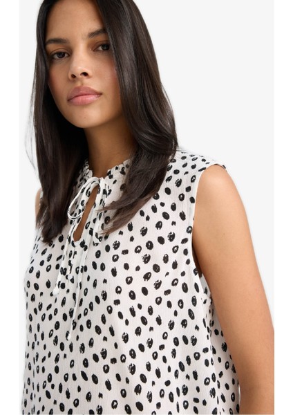 Regular Fit Puantiyeli Krinkıl Kumaş Kolsuz Bluz C1003AX25SM fırsatları