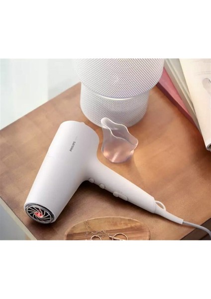 Hızlı ve Güçlü Saç Kurutma Makinesi, Şık Beyaz Tasarım, Hafif ve Kullanışlı. modelleri