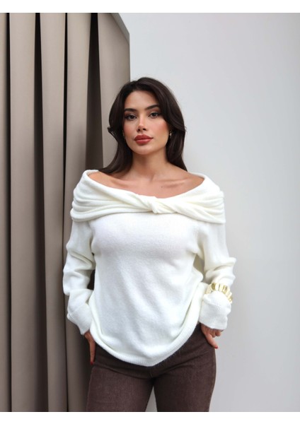 Açık Omuz Düğümlü Triko Kazak
