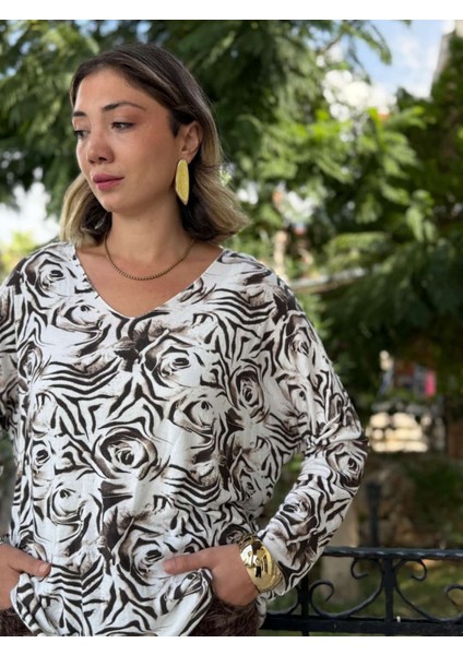 NC1128 Italyan V Yaka Gül Desenli Triko Bluz Ekru modelleri