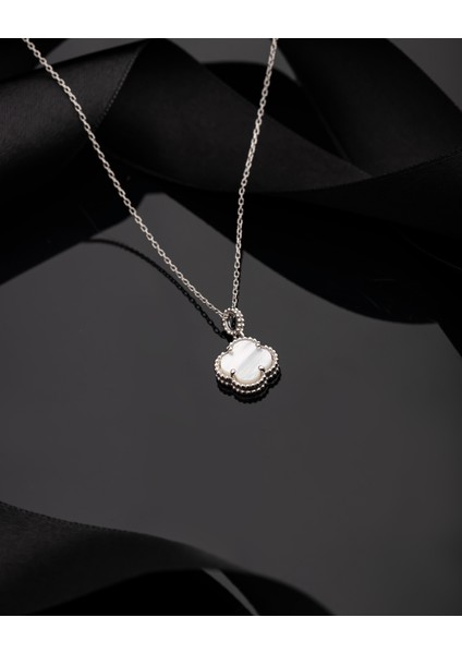 925 Ayar Beyaz Sedef Taşlı Rodyum Yonca Gümüş Kolye