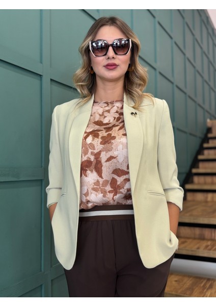 Kadın Bronş Detaylı Truvakar Kol Blazer Ceket