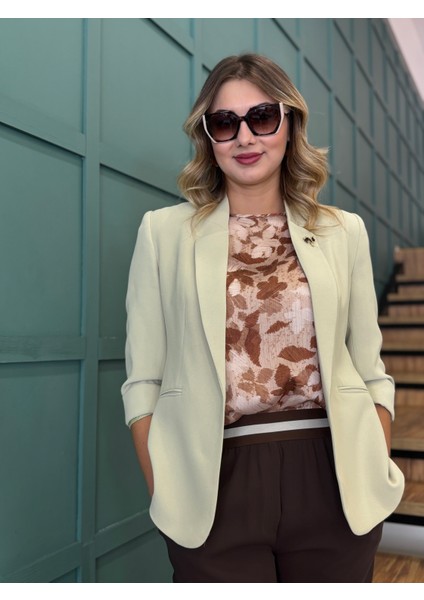 Kadın Bronş Detaylı Truvakar Kol Blazer Ceket fiyatları