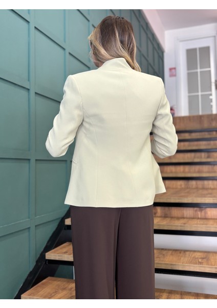 Kadın Bronş Detaylı Truvakar Kol Blazer Ceket