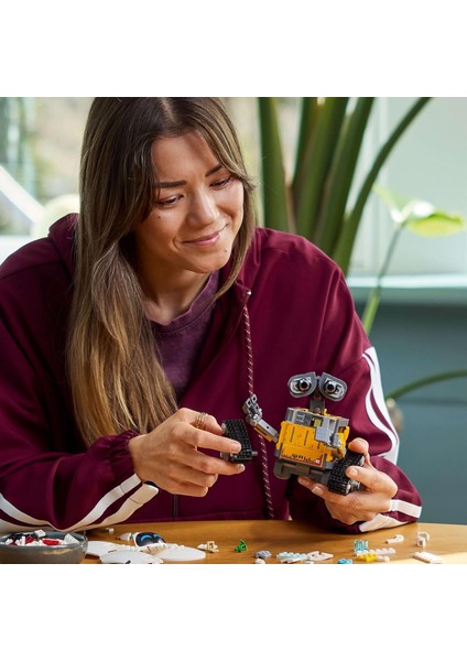 LEGO ǀ Disney ve Pixar Wall-E ve Eve 43279 – Film Sever Yetişkinler Için Dekoratif ve Koleksiyonluk Animasyon Film Karakterleri Model Yapım Seti, Yaratıcı Hediye Fikri (811 Parça)