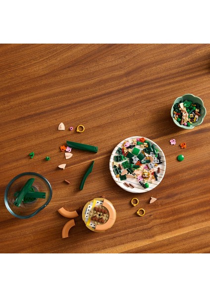 LEGO Botanicals Mini Orkide 10343 – Açık Renkli Terakota Saksı ve Ahşap Efektli Kaide Içeren Yetişkin Kadın ve Erkekler Için Dekoratif Çiçek Yapım Seti, Ev ve Ofis Dekorasyonu Hediye Fikri (274 Parça) indirimleri