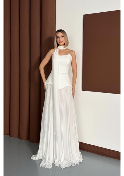 Straplez Boncuk Işlemeli Eteği Piliseli Beyaz Abiye Elbise