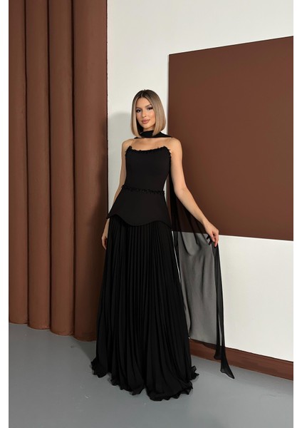 Straplez Boncuk Işlemeli Eteği Piliseli Siyah Abiye Elbise