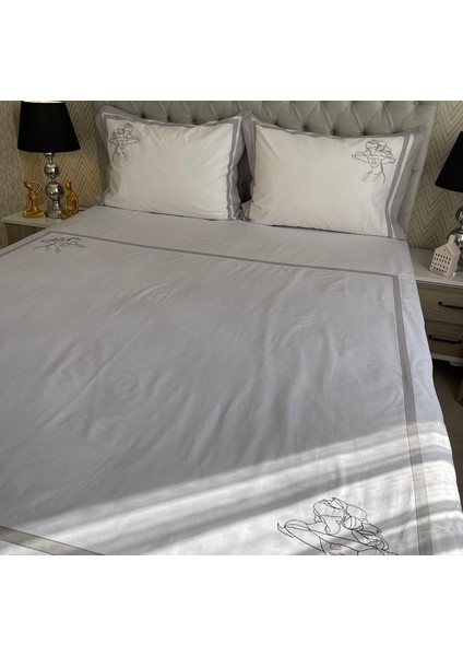 Kız Desenli, Beyaz Renkli, Gri Çizgili Yorgan Kılıfı