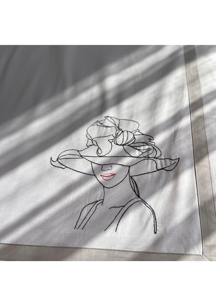 Kız Desenli, Beyaz Renkli, Gri Çizgili Yorgan Kılıfı modelleri