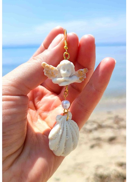 Gold Angel Seashell Beyaz Melek Figürlü Sallantılı Küpe modelleri