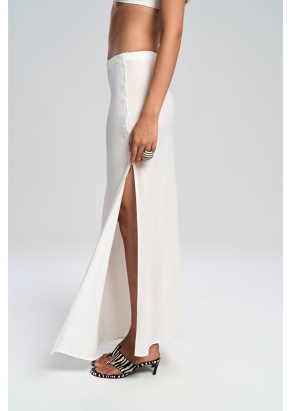 Cecil Yırtmaç Detay Beyaz Saten Etek modelleri