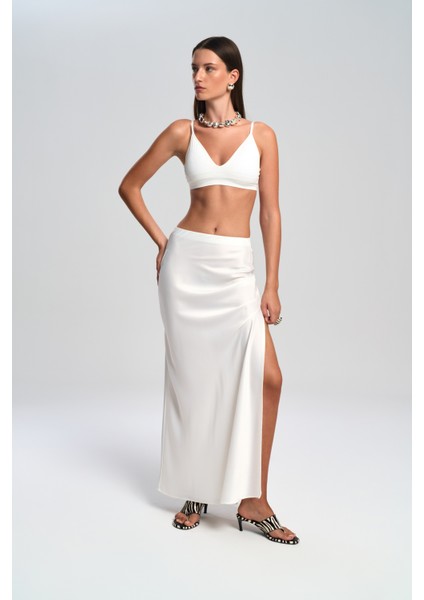 Cecil Yırtmaç Detay Beyaz Saten Etek fırsatları
