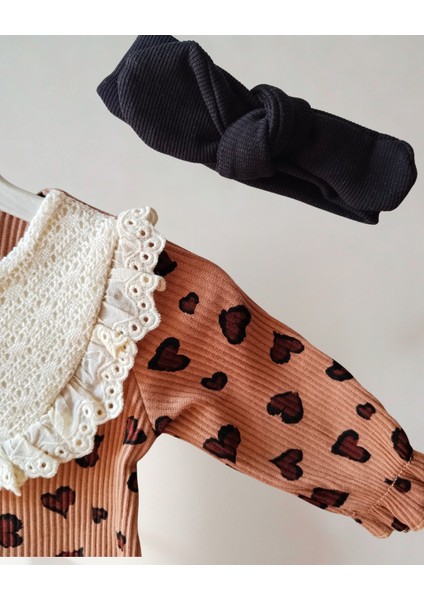 Bebek Kız Dantel Yakalı Kalp Desenli Tulum ve Bandana – 2’li Pamuklu Takım modelleri