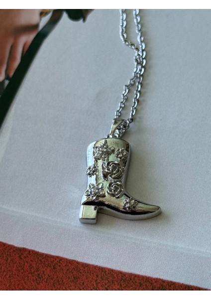 Kovboy Çizme Detaylı Gümüş Renkli Çelik Kolye