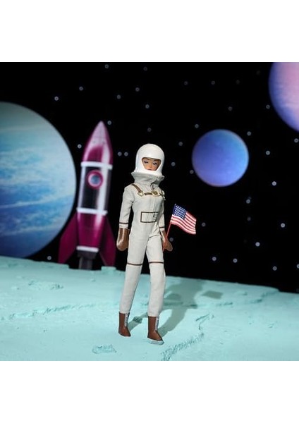 Gümüş Rengi Uzay Kıyafeti, Uzay Botu ve Astronot Kaskı Aksesuarıyla Koleksiyona Uygun Miss Astronaut Bebek, 1965 Tarihli Klasik Bebeğin Yeni Tasarımı, JBJ48 fiyatları