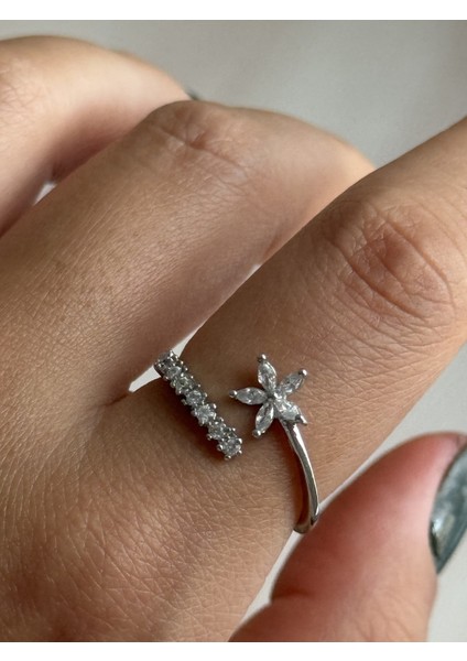 Çelik Taşlı Çiçek Detaylı Zarif Ayarlanabilir Kadın Yüzük