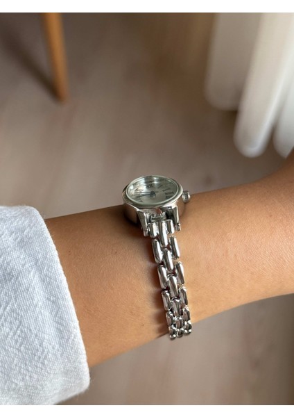 Beyaz Oval Kasa Gümüş Renk Metal Kordon Minimal Kadın Kol Saati - 68 fiyatları