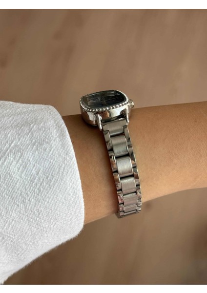 Laacivert Taşlı Oval Metal Kasa Gümüş Renk Kordon Minimal Kadın Kol Saati -62 modelleri