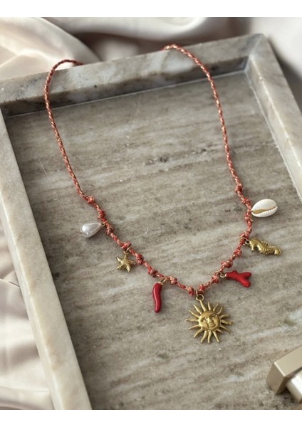 Çelik Kırmızı Ipli Güneş & Biber & Deniz Atı Charmlı Kolye