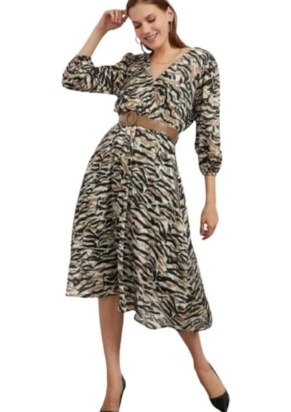 Kahve Siyah Desenli Kruvaze Yaka Kemerli Saten Elbise