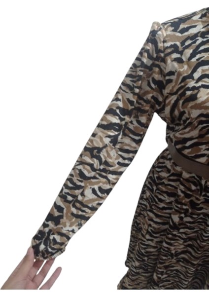 Kahve Siyah Desenli Kruvaze Yaka Kemerli Saten Elbise fırsatları